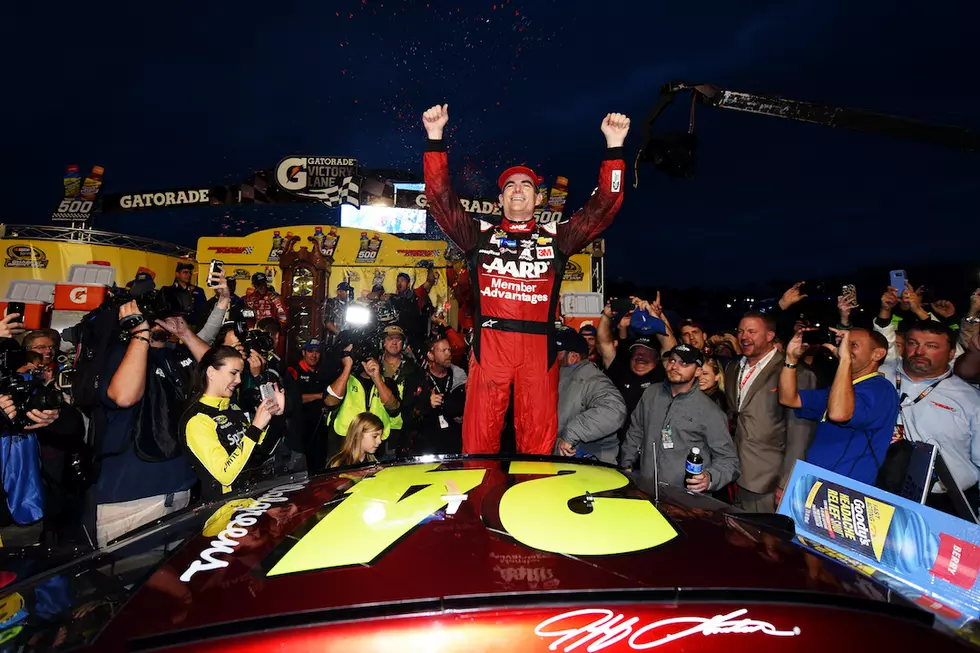 Jeff Gordon Wins Wreck-Marred NASCAR Chase Race at Martinsville